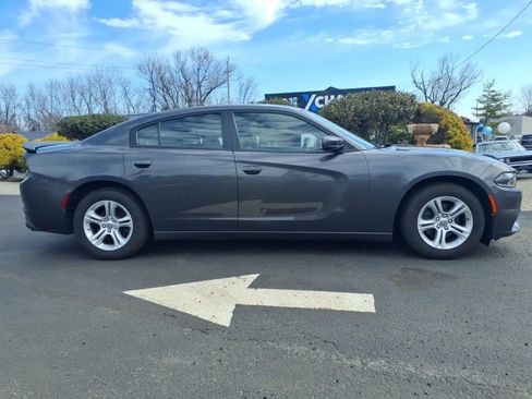 Used 2019 Dodge Charger SXT image 2
