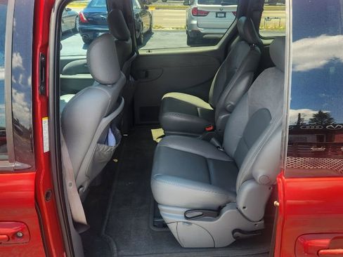 Used 2004 Chrysler Town & Country Limited FWD image 11