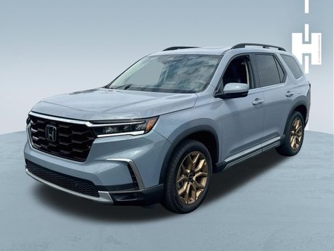 Used 2024 Honda Pilot Touring image 3