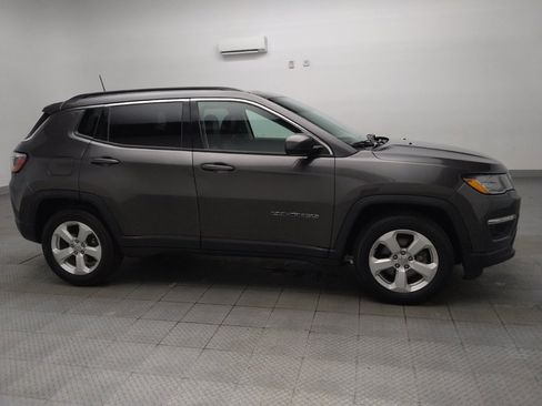 Used 2017 Jeep Compass Latitude w/ Popular Equipment Group FWD image 11
