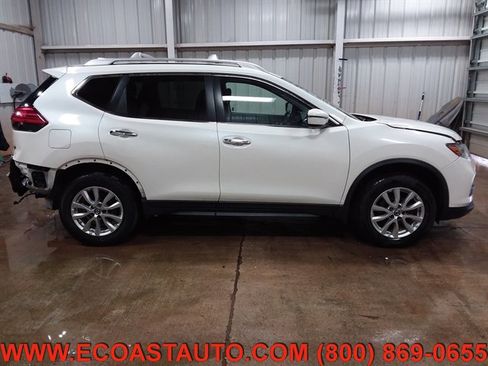 Used 2017 Nissan Rogue SV image 3