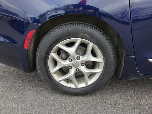 Used 2018 Chrysler Pacifica Touring-L Plus w/ Tire & Wheel Group image 11