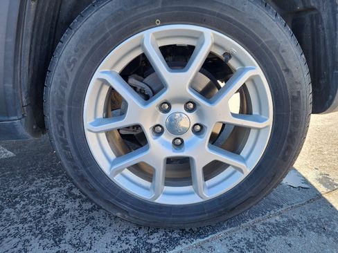 Used 2020 Jeep Renegade Latitude w/ Cold Weather Group image 30