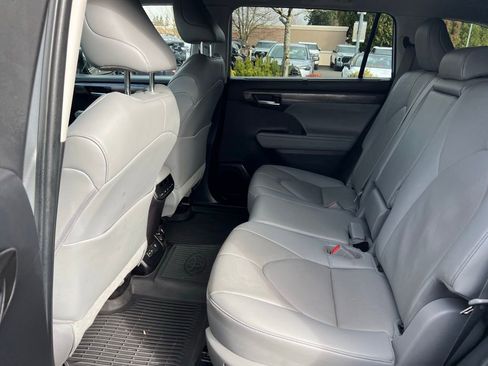 Used 2023 Toyota Highlander Limited image 16