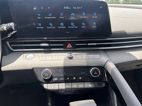 Used 2025 Hyundai Elantra SEL FWD image 17