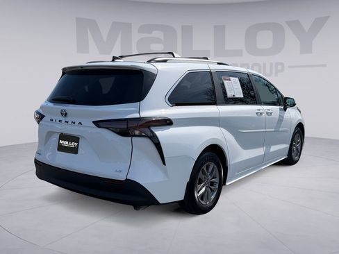 Used 2025 Toyota Sienna LE w/ LE Plus Package image 5