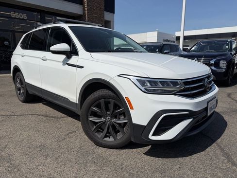 Used 2022 Volkswagen Tiguan SE image 2