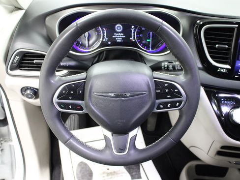 Used 2022 Chrysler Pacifica Touring-L FWD image 18
