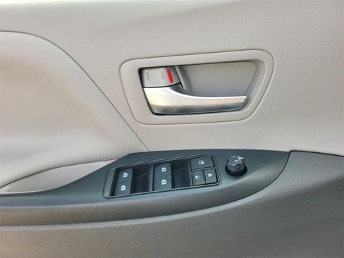 Used 2020 Toyota Sienna LE image 20