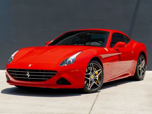 Used 2016 Ferrari California T RWD image 3