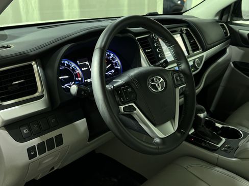 Used 2019 Toyota Highlander XLE AWD/4WD image 29
