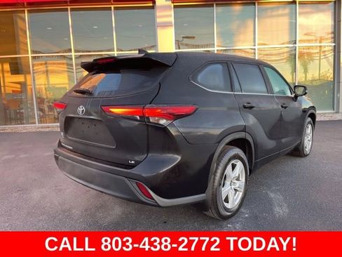 Used 2024 Toyota Highlander LE FWD image 3