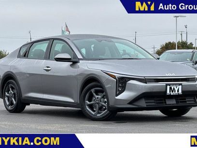 New 2025 Kia K4 LXS