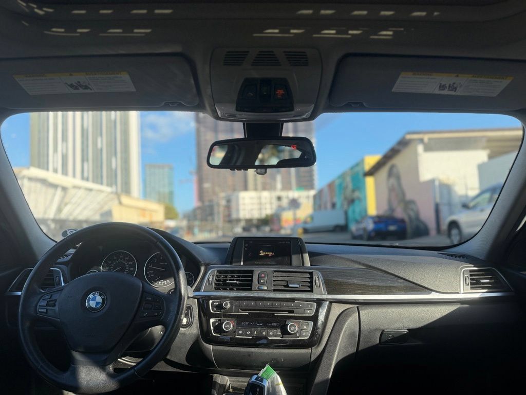Used 2018 BMW 320i Sedan RWD image 11