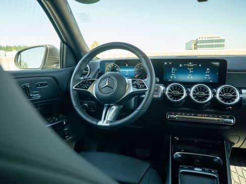 Used 2026 Mercedes-Benz GLB 250 4MATIC image 19