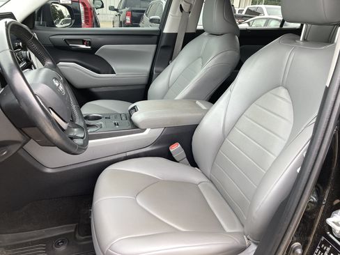 Used 2022 Toyota Highlander XLE FWD image 7