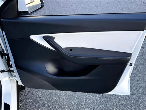 Used 2021 Tesla Model Y Long Range image 21