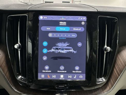 Used 2022 Volvo XC60 B5 Momentum image 21