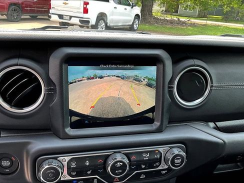Used 2023 Jeep Wrangler Unlimited Sahara w/ Cold Weather Group AWD/4WD image 15