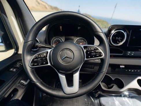 Used 2021 Mercedes-Benz Sprinter 2500 image 61