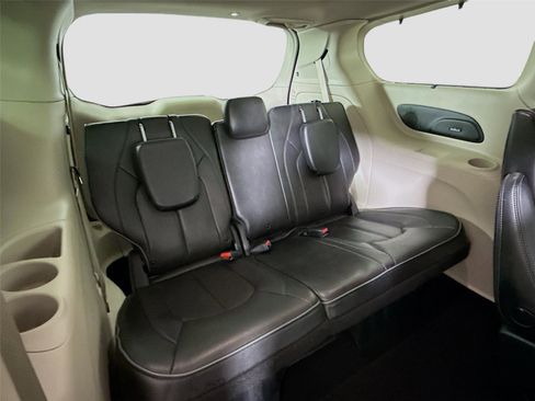 Used 2019 Chrysler Pacifica Limited FWD image 21