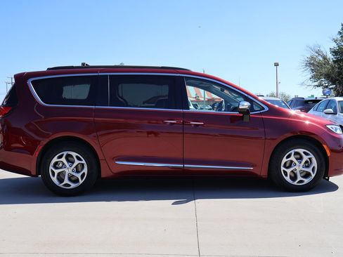 Used 2023 Chrysler Pacifica Limited FWD image 5