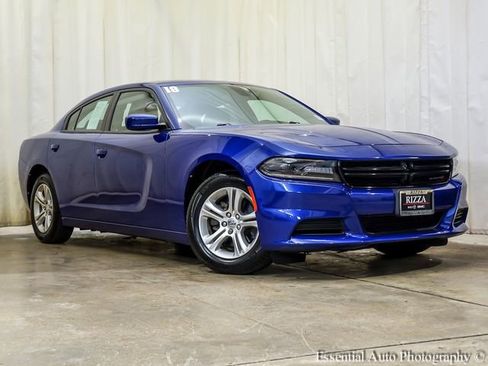 Used 2018 Dodge Charger SXT RWD image 2