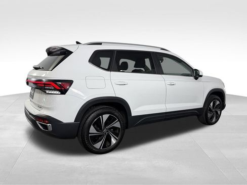 Used 2025 Volkswagen Taos SE AWD/4WD image 6
