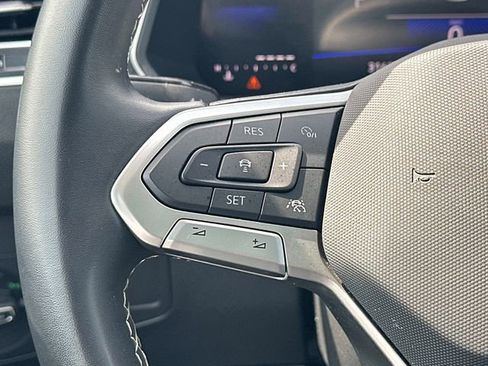 Used 2024 Volkswagen Tiguan SE w/ Panoramic Sunroof Package image 8