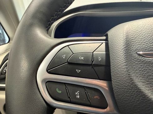 Used 2023 Chrysler Pacifica Touring-L FWD image 22