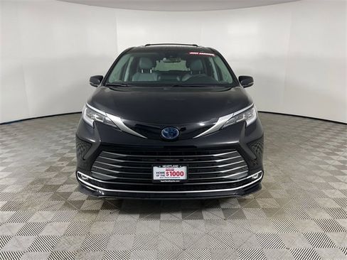 Used 2023 Toyota Sienna Limited image 28