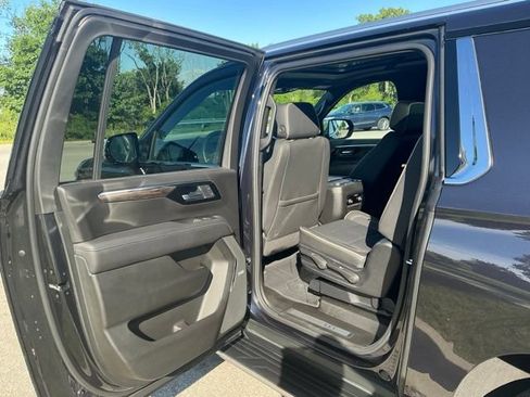 Used 2025 Chevrolet Suburban Premier w/ Sun And Tow Package AWD/4WD image 17