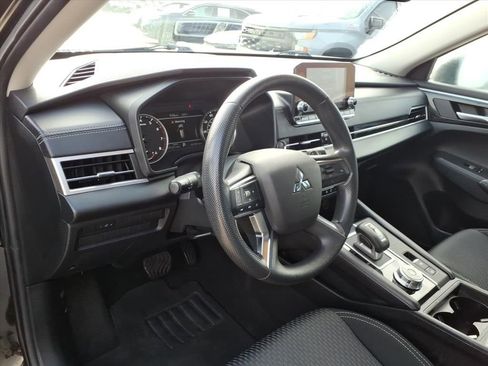 Used 2023 Mitsubishi Outlander ES image 18