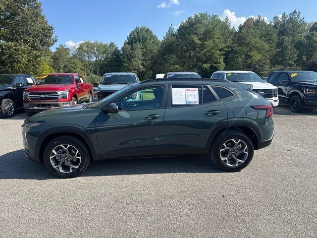 Used 2025 Chevrolet Trax LT FWD image 1