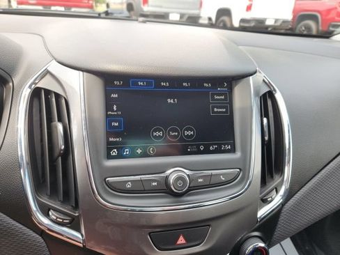 Used 2019 Chevrolet Cruze LT w/ Convenience Package FWD image 16