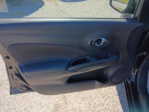 Used 2019 Nissan Versa SV image 9