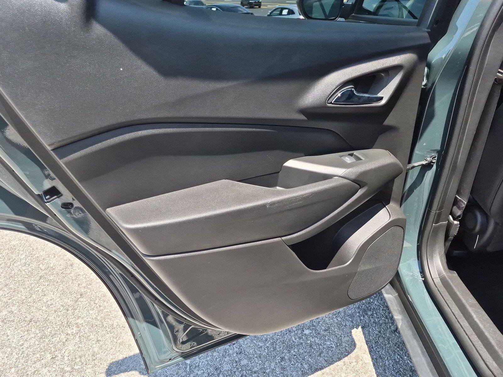 Used 2025 Chevrolet Trax LT FWD image 30