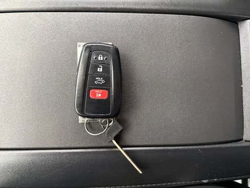 Used 2022 Toyota Highlander XLE image 32