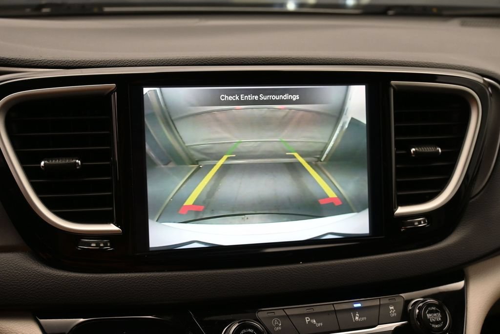 Used 2024 Chrysler Pacifica Touring-L FWD image 15