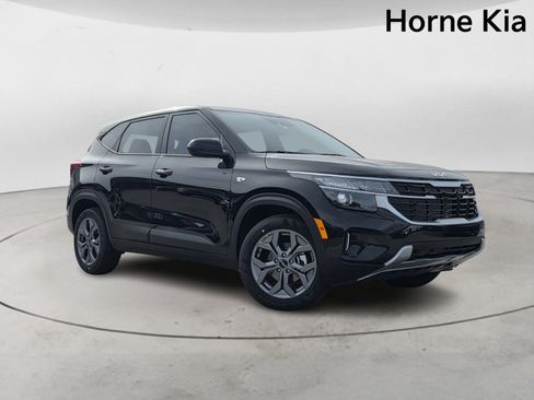 New 2026 Kia Seltos LX image 2