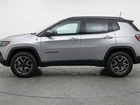 Used 2025 Jeep Compass Trailhawk AWD/4WD image 5