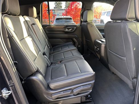 Used 2024 Chevrolet Suburban Premier image 12