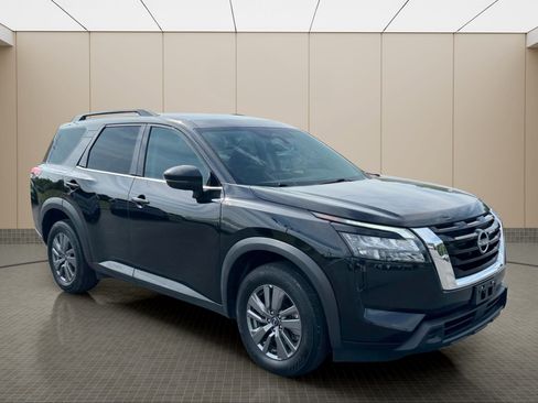 Used 2025 Nissan Pathfinder SV AWD/4WD image 2