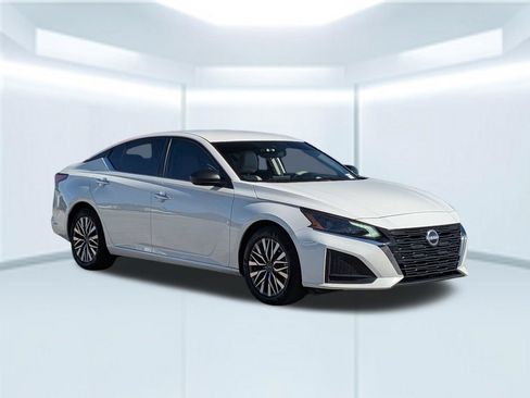 Used 2025 Nissan Altima 2.5 SV FWD image 9
