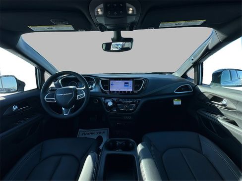 New 2025 Chrysler Pacifica Select image 23