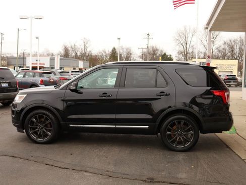 Used 2017 Ford Explorer XLT w/ Equipment Group 202A image 8