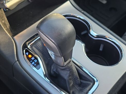 Used 2019 Jeep Grand Cherokee Laredo image 28