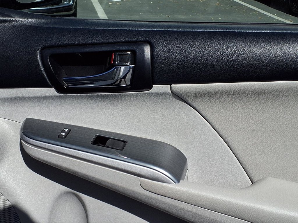 Used 2012 Toyota Camry XLE w/ Leather Pkg FWD image 35