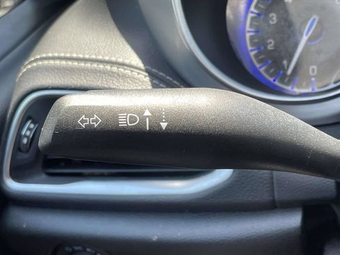 Used 2025 Chrysler Pacifica Limited FWD image 35