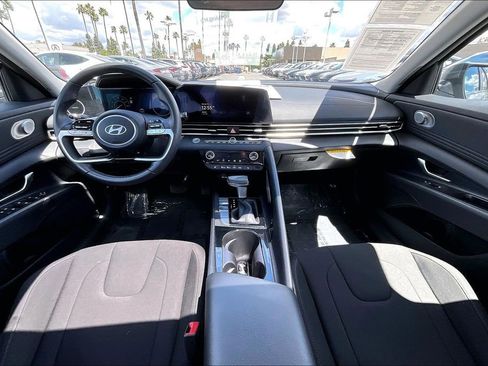 Certified 2025 Hyundai Elantra SEL image 11